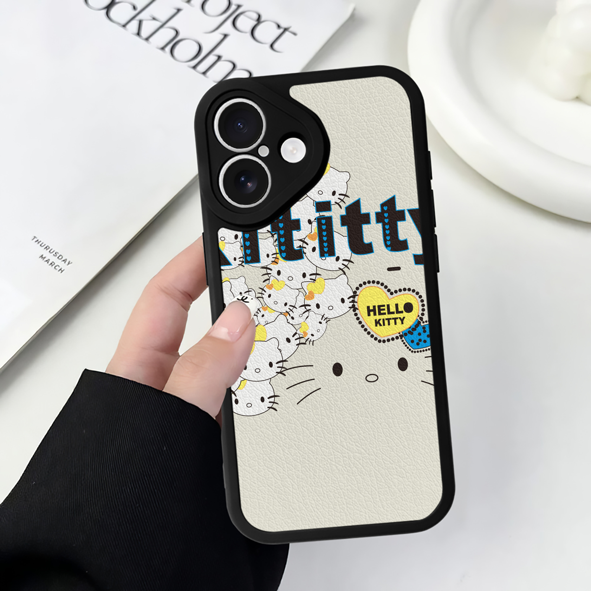 （画像用） Hello Kitty ハローキティ 【iPhone 16シリーズ対応】シリコンスマホケース（レザー調） 材質：シリコン